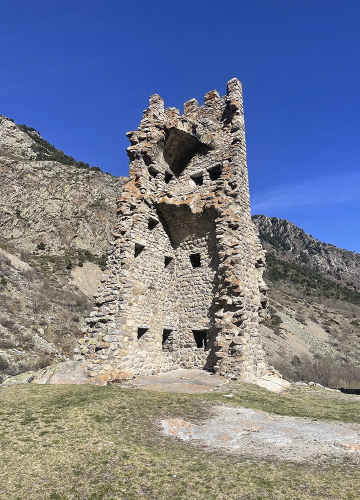 torre en ruinas del castillo de querol en francia